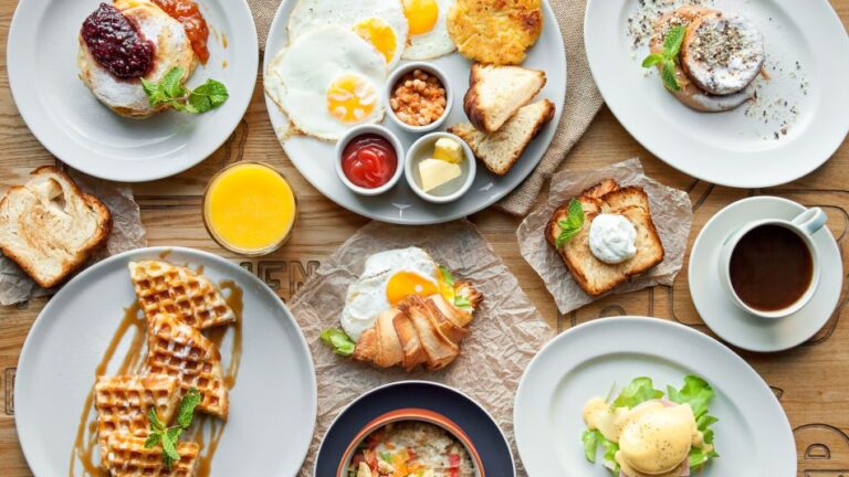 What is the main difference between breakfast and brunch?